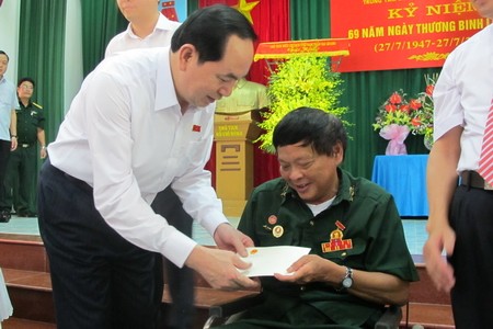Президент СРВ вручил подарки инвалидам войны в провинции Ханам - ảnh 1